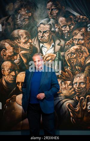 GEdinburgh, Schottland, Großbritannien. 25. Mai 2023 Bilder aus der Pressevorschau der großen neuen Ausstellung des Künstlers Peter Howson im City Art Centre in Edinburgh. Die Ausstellung mit dem Titel „When the Apple Ripens: Howson at 65“ ist eine große Retrospektive eines der führenden Bildmaler des Vereinigten Königreichs. Die Ausstellung umfasst etwa 100 Werke aus der gesamten Karriere des Künstlers, viele davon noch nie zuvor in Schottland gesehen. Künstler vor seinem Gemälde "das letzte Abendmahl". Iain Masterton/Alamy Live News Stockfoto