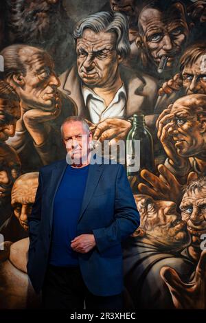 GEdinburgh, Schottland, Großbritannien. 25. Mai 2023 Bilder aus der Pressevorschau der großen neuen Ausstellung des Künstlers Peter Howson im City Art Centre in Edinburgh. Die Ausstellung mit dem Titel „When the Apple Ripens: Howson at 65“ ist eine große Retrospektive eines der führenden Bildmaler des Vereinigten Königreichs. Die Ausstellung umfasst etwa 100 Werke aus der gesamten Karriere des Künstlers, viele davon noch nie zuvor in Schottland gesehen. Künstler vor seinem Gemälde "das letzte Abendmahl". Iain Masterton/Alamy Live News Stockfoto