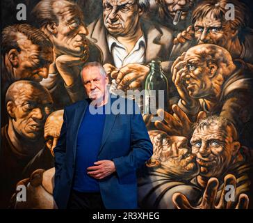 GEdinburgh, Schottland, Großbritannien. 25. Mai 2023 Bilder aus der Pressevorschau der großen neuen Ausstellung des Künstlers Peter Howson im City Art Centre in Edinburgh. Die Ausstellung mit dem Titel „When the Apple Ripens: Howson at 65“ ist eine große Retrospektive eines der führenden Bildmaler des Vereinigten Königreichs. Die Ausstellung umfasst etwa 100 Werke aus der gesamten Karriere des Künstlers, viele davon noch nie zuvor in Schottland gesehen. Künstler vor seinem Gemälde "das letzte Abendmahl". Iain Masterton/Alamy Live News Stockfoto