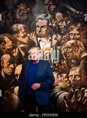 GEdinburgh, Schottland, Großbritannien. 25. Mai 2023 Bilder aus der Pressevorschau der großen neuen Ausstellung des Künstlers Peter Howson im City Art Centre in Edinburgh. Die Ausstellung mit dem Titel „When the Apple Ripens: Howson at 65“ ist eine große Retrospektive eines der führenden Bildmaler des Vereinigten Königreichs. Die Ausstellung umfasst etwa 100 Werke aus der gesamten Karriere des Künstlers, viele davon noch nie zuvor in Schottland gesehen. Künstler vor seinem Gemälde "das letzte Abendmahl". Iain Masterton/Alamy Live News Stockfoto