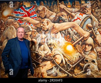 GEdinburgh, Schottland, Großbritannien. 25. Mai 2023 Bilder aus der Pressevorschau der großen neuen Ausstellung des Künstlers Peter Howson im City Art Centre in Edinburgh. Die Ausstellung mit dem Titel „When the Apple Ripens: Howson at 65“ ist eine große Retrospektive eines der führenden Bildmaler des Vereinigten Königreichs. Die Ausstellung umfasst etwa 100 Werke aus der gesamten Karriere des Künstlers, viele davon noch nie zuvor in Schottland gesehen. Bild: Künstler vor dem Gemälde "Babylon". Iain Masterton/Alamy Live News Stockfoto