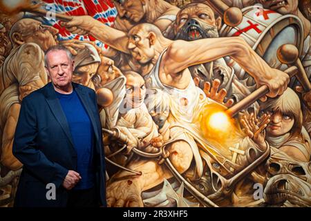 GEdinburgh, Schottland, Großbritannien. 25. Mai 2023 Bilder aus der Pressevorschau der großen neuen Ausstellung des Künstlers Peter Howson im City Art Centre in Edinburgh. Die Ausstellung mit dem Titel „When the Apple Ripens: Howson at 65“ ist eine große Retrospektive eines der führenden Bildmaler des Vereinigten Königreichs. Die Ausstellung umfasst etwa 100 Werke aus der gesamten Karriere des Künstlers, viele davon noch nie zuvor in Schottland gesehen. Bild: Künstler vor dem Gemälde "Babylon". Iain Masterton/Alamy Live News Stockfoto