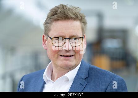 München, Deutschland. 25. Mai 2023. Joachim Breuninger. Regisseur Deutsches Technikmuseum Berlin, steht auf einer Pressetour durch die Sonderausstellung "Madness - illegal Car Racing" im Verkehrszentrum des Deutschen Museums. Die Sonderausstellung über illegale Autorennen wurde im Deutschen Technikmuseum Berlin in Zusammenarbeit mit der Berliner Polizei ins Leben gerufen. Vom 26. Mai 2023 bis 20. Mai 2024 zeigen die Ausstellungen die dramatischen Auswirkungen von Geschwindigkeitsüberschreitungen. Kredit: Sven Hoppe/dpa/Alamy Live News Stockfoto