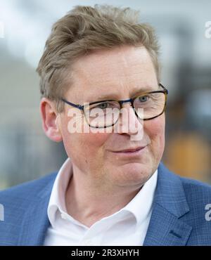 München, Deutschland. 25. Mai 2023. Joachim Breuninger. Regisseur Deutsches Technikmuseum Berlin, steht auf einer Pressetour durch die Sonderausstellung "Madness - illegal Car Racing" im Verkehrszentrum des Deutschen Museums. Die Sonderausstellung über illegale Autorennen wurde im Deutschen Technikmuseum Berlin in Zusammenarbeit mit der Berliner Polizei ins Leben gerufen. Vom 26. Mai 2023 bis 20. Mai 2024 zeigen die Ausstellungen die dramatischen Auswirkungen von Geschwindigkeitsüberschreitungen. Kredit: Sven Hoppe/dpa/Alamy Live News Stockfoto