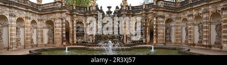 Panoramablick auf den barocken Brunnen „Nymph-Bad“ in den berühmten historischen Gebäuden des Zwinger in Dresden Stockfoto