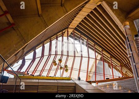 Blick auf die gewölbten Dachbalken aus Beton und das riesige Fenster im Sydney Opera House, Bennelong Restaurant Stockfoto