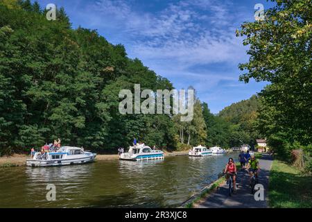 Flusstourismus, Bootsfahrt auf dem Canal de la Marne au Rhin (Marne-Rhein-Kanal) in der Nähe des Saint-Louis-Arzviller-Neigungsflugzeugs (Nordostfrankreich). Ba Stockfoto