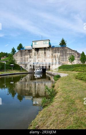 Schleuse von Rechicourt-le-Chateau (Nordosten Frankreichs) auf dem Kanal de la Marne au Rhin (Marne-Rhein-Kanal) Stockfoto