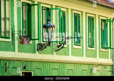 Blick auf die wunderschöne Architektur farbenfroher Gebäude Stockfoto