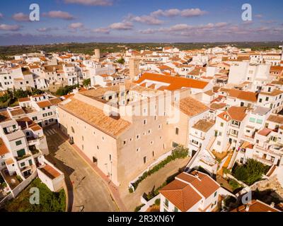 Convento de San Diego, estilo Barroco, Patio de Sa Lluna, antiguo Claustro de franciscanos, siglo XVII, Es Mercadal, Menorca, Balearen, Spanien. Stockfoto