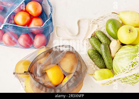 Wiederverwendbare ökologische Beutel mit Obst und Gemüse. Kein Abfall, nachhaltiger Lebensstil. Draufsicht. Stockfoto