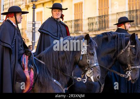 Cavallers de Sant Jordi, Festa De L'Estandart, ein bürgerliches und religiöses Festival bei der christlichen Eroberung der Stadt, wird von König Jaume I am 31. Dezember 1229 geehrt. Palma, Mallorca, Balearen, Spanien, Europa. Stockfoto