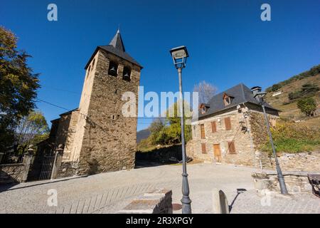 iglesia romanica de Sant Esteve de Montcorbau, siglos XII y XIII, Montcorbau, valle de Aran, cordillera de los Pirineos, Spanien, europa. Stockfoto