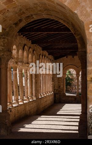 Arcaded Galerie von halbrunden Bögen auf paarigen Säulen, Kirche des Erlösers, 13. Jahrhundert ländlichen romanischen, Carabias, Guadalajara, Spanien. Stockfoto