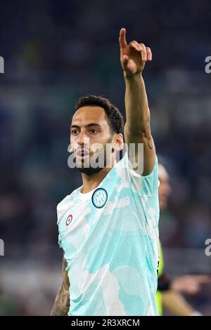 Rom, Italie. 24. Mai 2023. Hakan Calhanoglu von Internazionale Gesten während des italienischen Pokals, Coppa Italia, Endspiel zwischen ACF Fiorentina und FC Internazionale am 24. Mai 2023 im Stadio Olimpico in Rom, Italien - Photo Federico Proietti/DPPI Credit: DPPI Media/Alamy Live News Stockfoto