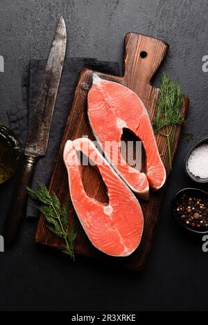 Frisches Lachssteak. Zwei rohe Fischsteaks und Gewürze. Flach verlegt Stockfoto