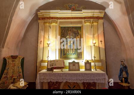 Capilla vertraut con Pintura al Oleo de la Virgen de Montserrat, Casa Olivar, 1633, Ciutadella, Menorca, Balearen, Spanien. Stockfoto