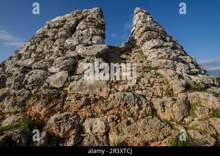 Cornia Nou, kegelförmiger Talayot und angeschlossenes Gebäude, Maó, Menorca, Balearen, Spanien. Stockfoto