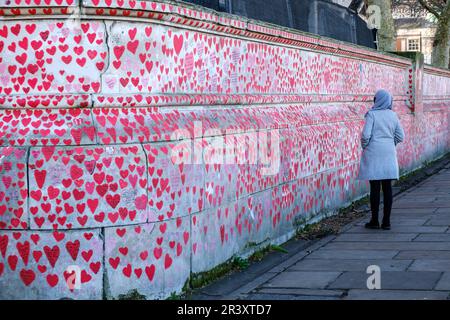 Das Covid Memorial Neben der Themse malte Herzen zu Ehren der Opfer des COVID-Virus, London, England, Großbritannien. Stockfoto