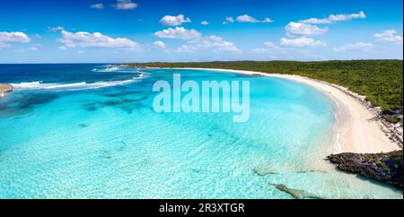 Der atemberaubende Strand von Dean's Blue Hole, Long Island Stockfoto