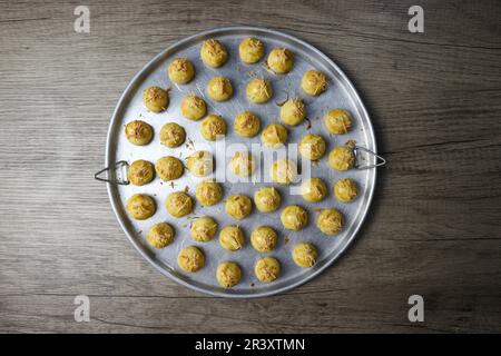 Nastar Keju. Hausgemachter Ananaskuchen oder Nastar Keju, Kekse mit Ananasmarmelade gefüllt und geriebenen Käse auf der Aluminiumpfanne, frisch aus der Dose Stockfoto