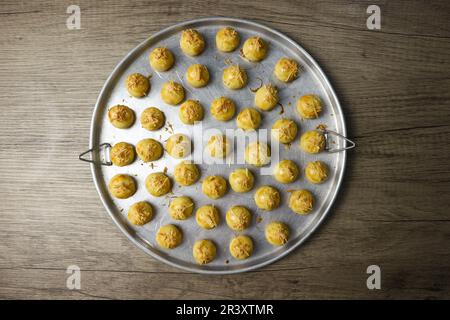 Nastar Keju. Hausgemachter Ananaskuchen oder Nastar Keju, Kekse mit Ananasmarmelade gefüllt und geriebenen Käse auf der Aluminiumpfanne, frisch aus der Dose Stockfoto