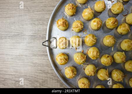 Nastar Keju. Hausgemachter Ananaskuchen oder Nastar Keju, Kekse mit Ananasmarmelade gefüllt und geriebenen Käse auf der Aluminiumpfanne, frisch aus der Dose Stockfoto