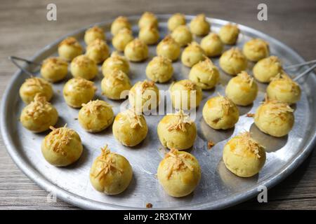 Nastar Keju. Hausgemachter Ananaskuchen oder Nastar Keju, Kekse mit Ananasmarmelade gefüllt und geriebenen Käse auf der Aluminiumpfanne, frisch aus der Dose Stockfoto