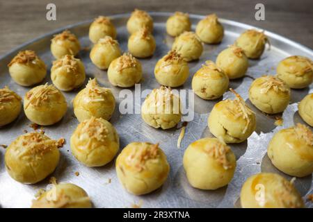 Nastar Keju. Hausgemachter Ananaskuchen oder Nastar Keju, Kekse mit Ananasmarmelade gefüllt und geriebenen Käse auf der Aluminiumpfanne, frisch aus der Dose Stockfoto