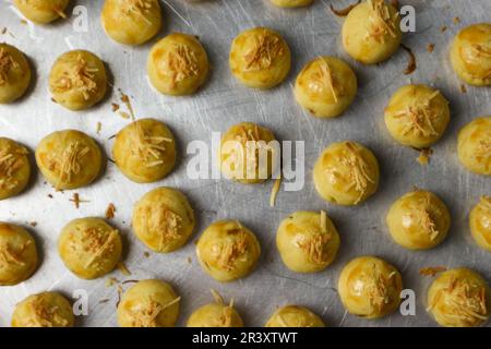 Nastar Keju. Hausgemachter Ananaskuchen oder Nastar Keju, Kekse mit Ananasmarmelade gefüllt und geriebenen Käse auf der Aluminiumpfanne, frisch aus der Dose Stockfoto