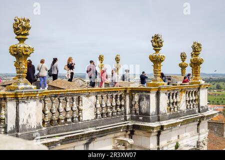 Turistas en La Terraza superior, Catedral de Évora, Sé Catedral Basílica de Nossa Senhora da Assunção, Évora, Alentejo, Portugal. Stockfoto