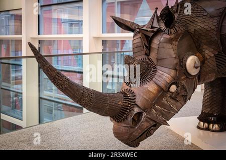 Recyceltes Eisen Rhino, Cristino Diez, Museo de la evolución humana, MEH, Burgos , Spanien. Stockfoto