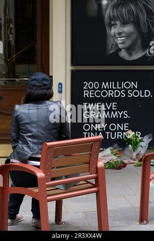 London, Vereinigtes Königreich 25. Mai, 2023 . Blumen im Aldwych Theater, wo Tina - das Musical spielt, gelegt von Wölfen am Tag nach der Ankündigung ihres Todes. Kredit: Alan D West/Alamy Live News Stockfoto