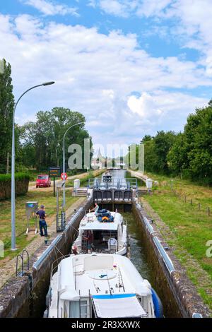 Canal des Vosges in Corre (Nordosten Frankreichs): Kleine Lastkähne, die durch die Schleuse fahren Stockfoto