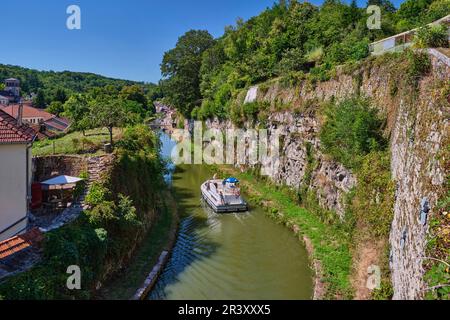 Fontenoy-le-Chateau (Nordostfrankreich): ‚Canal des Vosges‘. Flusstourismus, kleines Schiff auf dem Canal des Vosges Stockfoto