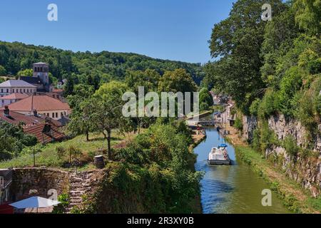 Fontenoy-le-Chateau (Nordostfrankreich): ‚Canal des Vosges‘. Flusstourismus, kleines Schiff auf dem Canal des Vosges Stockfoto