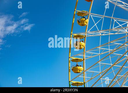 Riesenrad isoliert am blauen Himmel, Spaß auf einem Vergnügungspark Stockfoto