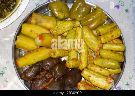 Arabische Küche, traditionelles arabisches Gericht {Mahshy) oder (Dolma). Gefüllte Zucchini, Aubergine – Bild Stockfoto