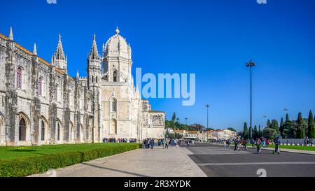 Lissabon, Portugal - 5. Januar 2023: Menschen am mittelalterlichen Gebäude des Klosters Jeronimos. Stockfoto