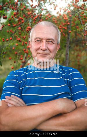 Porträt eines stattlichen älteren Mannes, der sich an einem sonnigen Sommertag ausruhte. Gesundheitswesen, Resort. Frohe Ruhestand. Stockfoto