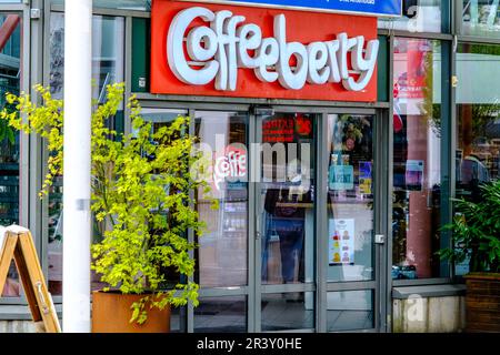 Sandnes, Rogaland, Norwegen, 18 2023. Mai, Coffee Berry Retail High Street Business Outlet Branding Und Zutrittsschild Für No People Stockfoto