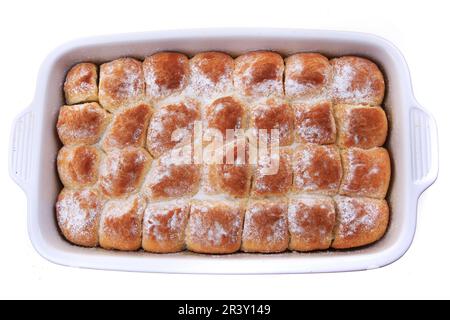 Typisch tschechischer Kuchen mit Pflaumenmarmelade isoliert auf weißem Hintergrund Stockfoto