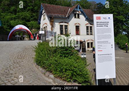 Heidenau, Sachsen. 25. Mai 2023. Die Deutsche Eisenbahn DB eröffnete am 25. Mai 2023 ein Informationszentrum für die Hochgeschwindigkeitsstrecke Prag-Dresden in Heidenau (Sachsen). Hier finden Sie nicht nur deutsche, sondern auch tschechische Besucher. Kredit: Zapotocky Ales/CTK Photo/Alamy Live News Stockfoto