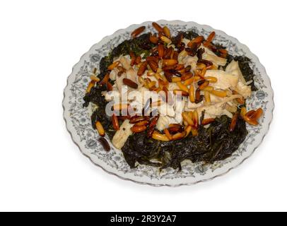 Ein Gericht Molokhiya mit Hühnerfleisch serviert mit Brot. Ein traditionelles palästinensisches Essen. Stockfoto