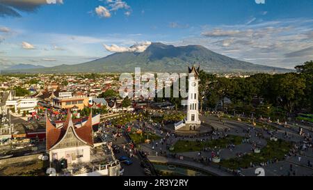 Luftdrohne der Innenstadt von Bukitingi und Uhrenturm Jam Gadang. Sumatra. Indonesien. Stockfoto