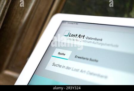 Stuttgart, Deutschland. 09. Mai 2023. Ein Tablet mit der in einem Browser geöffneten Datenbank für verlorene Kunst ist vor einem Gemälde zu sehen. Kredit: Marijan Murat/dpa/Alamy Live News Stockfoto