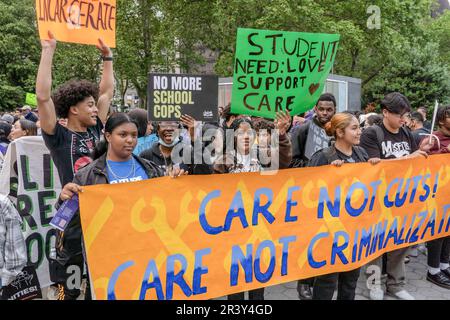 New York, Usa. 24. Mai 2023. Schüler mit Plakaten und einem Banner nehmen an einer Rallye und einem marsch Teil. Demonstranten, die mehrere Gruppen und Organisationen vertreten, versammelten sich im Foley Square Park zu einer Kundgebung und marschierten zum City Hall Park, um gegen die Budgetkürzungen von Bürgermeister Eric Adam zu protestieren. Zwei Demonstranten wurden von Beamten des New York City Police Department (NYPD) verhaftet. (Foto: Ron Adar/SOPA Images/Sipa USA) Guthaben: SIPA USA/Alamy Live News Stockfoto