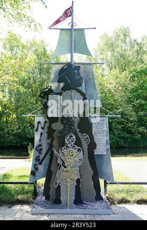 HINWEIS: SPRACHE AUF SKULPTUREN rassistische Graffiti auf Luke Perrys Skulptur, Black British History is British History, am Soho Loop Canal in Winson Green, Birmingham. Foto: Donnerstag, 25. Mai 2023. Stockfoto