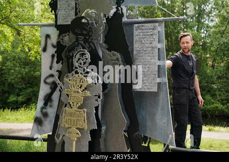 ANMERKUNG: SPRACHE AUF DER SKULPTUR Künstler Luke Perry von rassistischen Graffiti auf seiner Skulptur, Schwarze britische Geschichte ist britische Geschichte, am Soho Loop Canal in Winson Green, Birmingham, nachdem sie verwüstet wurde. Foto: Donnerstag, 25. Mai 2023. Stockfoto