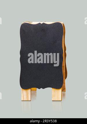 Leeres Straßenständermodell, isoliert. Klare Schilder für den Außenbereich mit Tafelmodell. Café oder Restaurant, Willkommensaufstellung. Menüregal auf Bürgersteigen Stockfoto